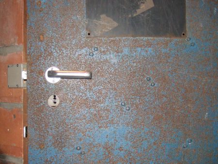 Metal door with latch
