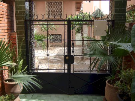 Metal gate with latch